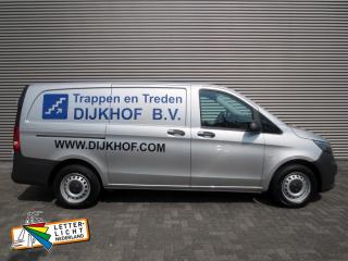 Reclame bus bestickering met plakletters Mercedes Vito.